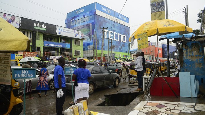 Rue de Computer Village, à Ikeja, avec des immeubles de marques de téléphones et des commerçants