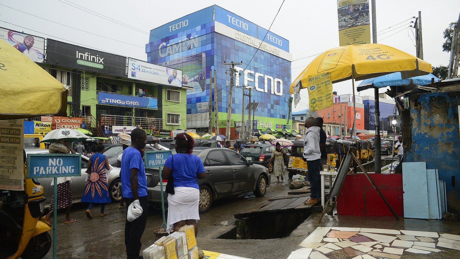 Rue de Computer Village, à Ikeja, avec des immeubles de marques de téléphones et des commerçants