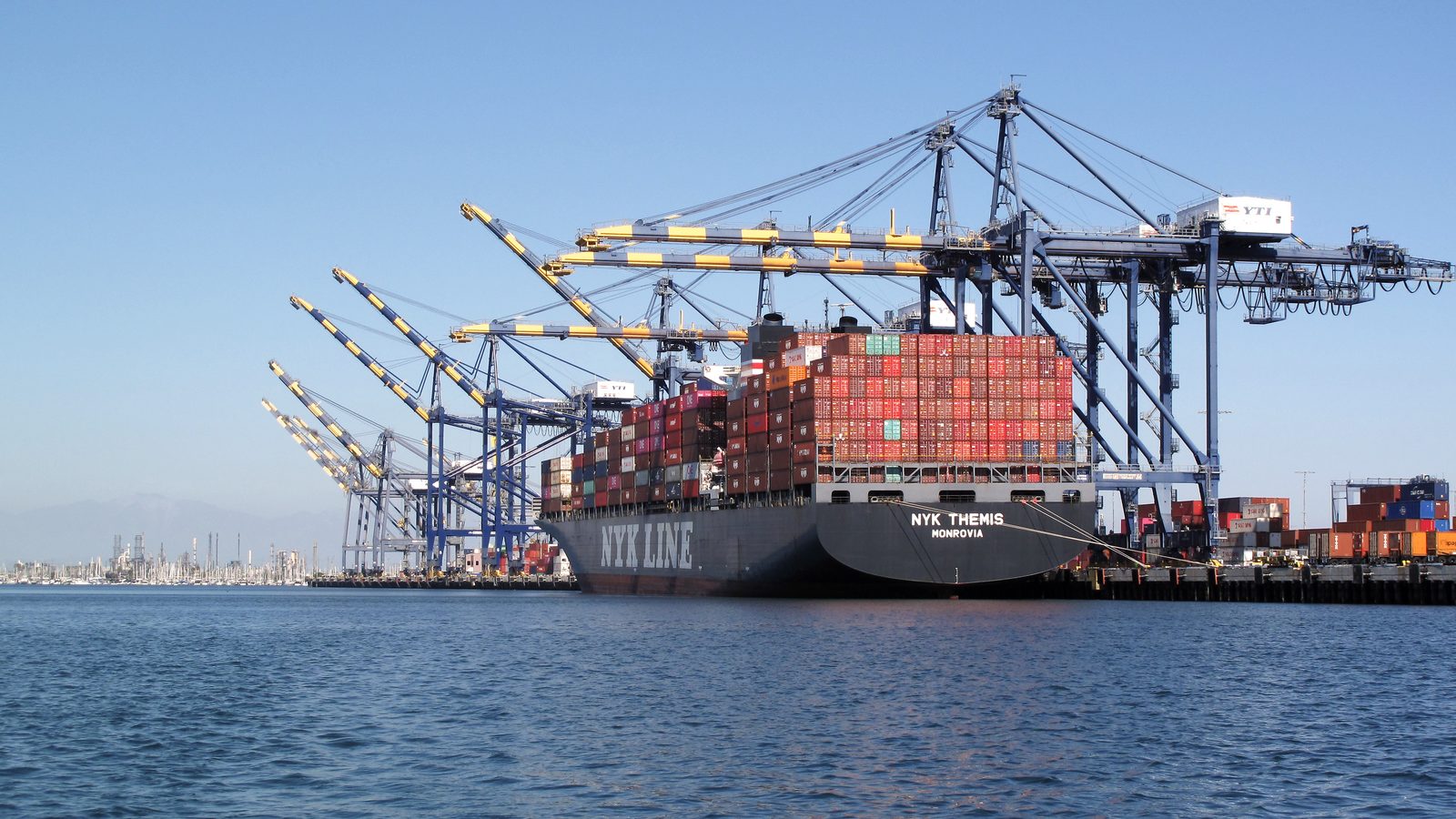 Buque portacontenedores NYK Themis cargado de contenedores bajo las grúas del puerto de Los Ángeles