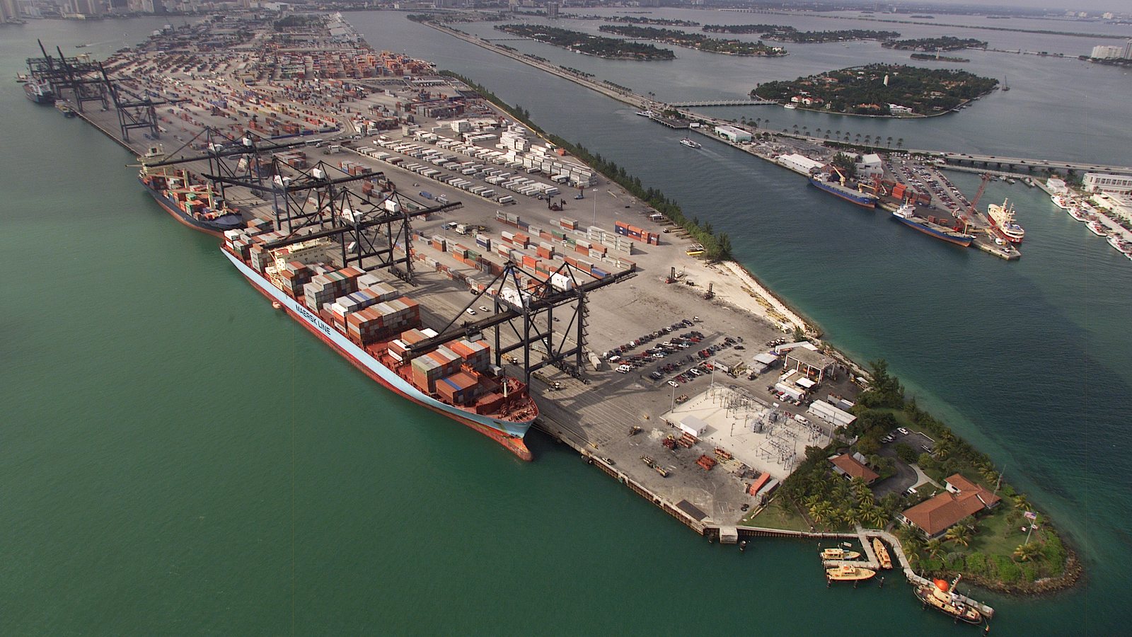 Vue aérienne du terminal à conteneurs de PortMiami avec un porte-conteneurs Maersk amarré sous des portiques