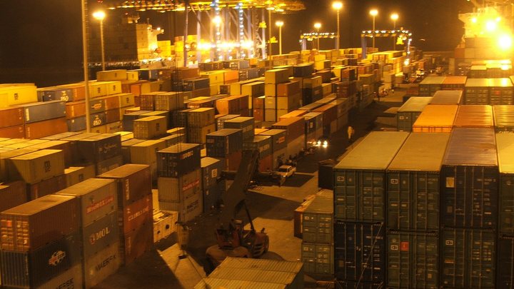 Conteneurs empilés dans un terminal éclairé de nuit
